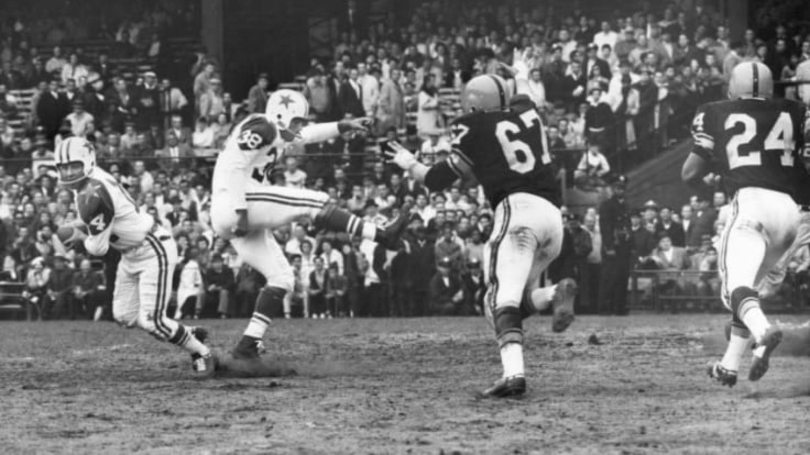
                <strong>1960er: Erste Saison der Cowboys, nur eine Niederlage für die 49ers</strong><br>
                1960 fand das erste Spiel der heute legendären Paarung statt. In ihrer ersten Saison verloren die Cowboys ihre ersten neun Spiele, unter anderem mit 14:26 im legendären Cotton Bowl-Stadion gegen die 49ers. Von insgesamt fünf Partien in dieser Dekade gewannen die 49ers drei, die Cowboys holten ihren ersten Sieg gegen die Kalifornier 1965 mit 38:31. Kurios: 1969 endete das Spiel 24:24-Unentschieden, das bislang einzige Tie in der Historie dieser Paarung.
              