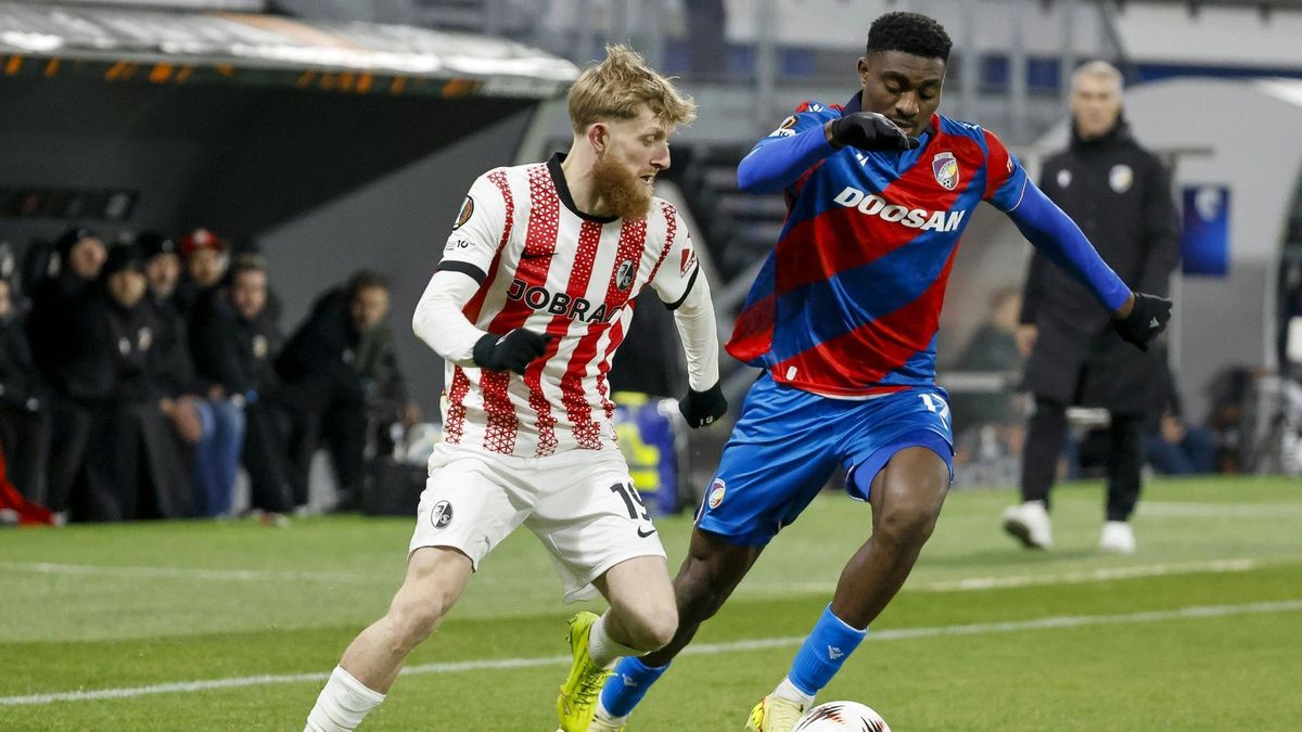 Jan-Niklas Beste (l.) im Zweikampf mit Rafiu Durosinmi