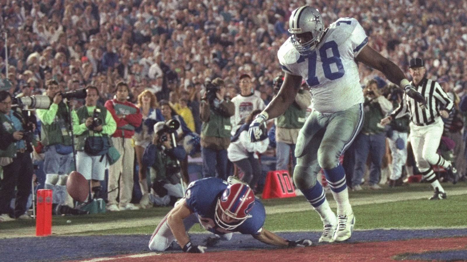 <strong>Platz 4 (geteilt): Super Bowl XXVII - 69 Punkte </strong><br>
                • Datum: 31.01.1993<br>• Endstand: Dallas Cowboys vs Buffalo Bills 52:17<br>Beinahe wäre dieser Super Bowl die Nummer eins dieser Liste geworden. Nach einem Fumble lief Leon Lett frei auf die Endzone zu und fing schon an zu feiern. Doch Don Beebe holte ihn ein und schlug Lett den Ball aus der Hand. Am Schluss half es nichts: Die Bills verloren mit 35 Punkten.