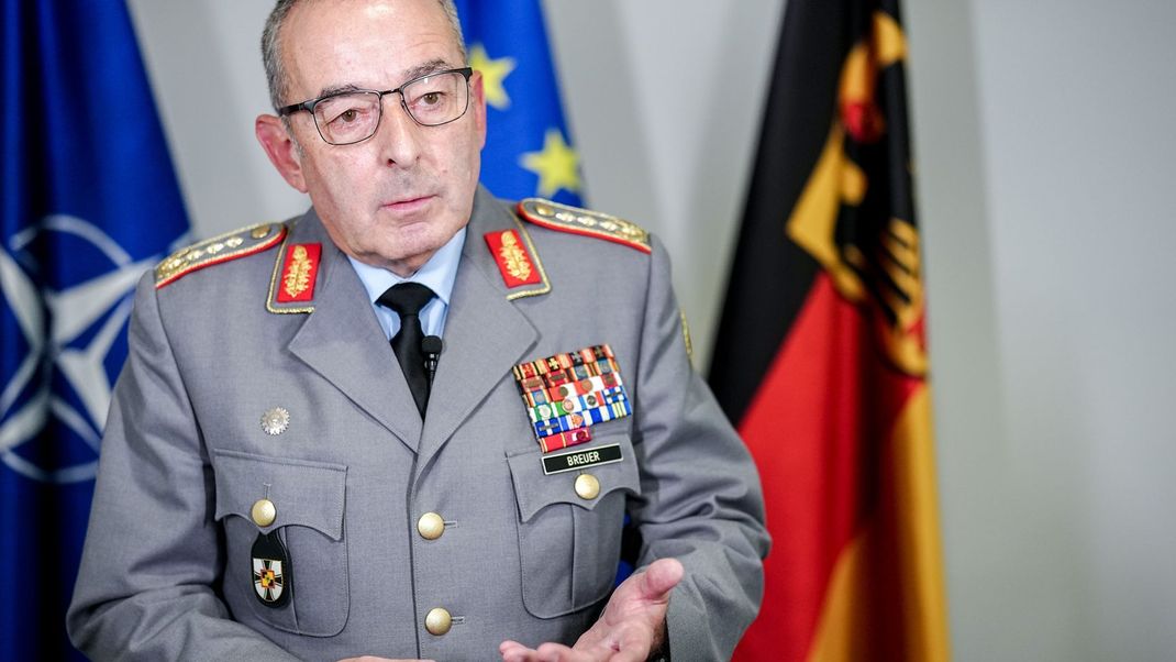 Carsten Breuer, Generalinspekteur der Bundeswehr, spricht in einem Interview mit Journalisten der Deutschen Presse-Agentur.
