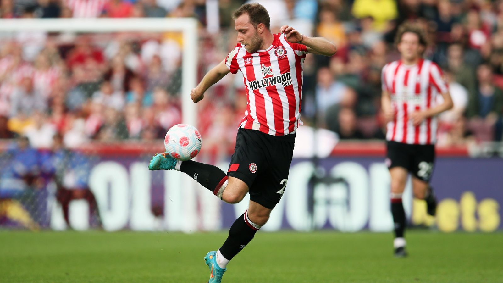 
                <strong>Christian Eriksen (FC Brentford)</strong><br>
                Nach dem geglückten Comeback beim FC Brentford stehen dem dänischen Nationalspieler Christian Eriksen im Sommer 2022 einige Türen offen. Einerseits will der Premier-League-Klub mit dem 30-Jährigen verlängern, aber auch deutlich größere Vereine aus England haben den Mittelfeldspieler Gerüchten zufolge im Blick. Nach Eriksens Ex-Klub Tottenham Hotspur soll auch Rekordmeister Manchester United laut "Mirror" in den Poker um den Nationalspieler eingestiegen sein. Bevor Eriksen Anfang 2022 seine Rückkehr auf den Platz feierte, hielt er sich bei Ajax Amsterdam unter Trainer Erik ten Hag fit. Dieser hat mittlerweile bei Manchester United unterschrieben und will nun den Routinier möglicherweise zu den "Red Devils" mitbringen.
              