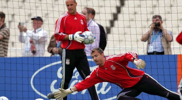 
                <strong>Pepe Reina und Jerzy Dudek (FC Liverpool)</strong><br>
                Pepe Reina und Jerzy Dudek: Das kommt überraschend! Obwohl Dudek (re.) der Elfmeterheld im Champions-League-Finale 2005 ist, kommt wenige Wochen später Pepe Reina nach Liverpool und wird sofort die Nummer 1. Zwei Jahre lang duldet der polnische Nationalkeeper die Reservistenrolle, dann geht er nach Madrid.
              
