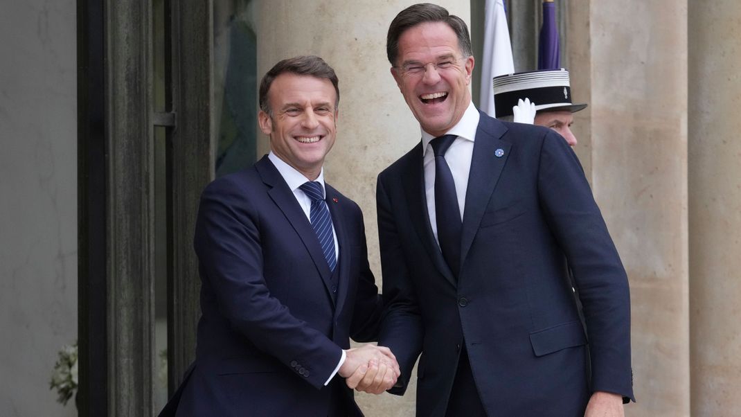 Frankreichs Präsident Emmanuel Macron (l.) und NATO-Generalsekretär Mark Rutte treffen sich im Élysée-Palast in Paris, um über Ukraine-Hilfen zu beraten.