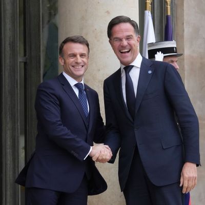 Frankreichs Präsident Emmanuel Macron (links) und NATO-Generalsekretär Mark Rutte