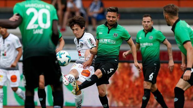 
                <strong>Hannover 96</strong><br>
                Testspiele/DFB-Pokal: Elf Mal testeten die Niedersachen ihre Form. Bilanz: sechs Siege, drei Remis, zwei Pleiten. Doch die Erfolge waren zumeist gegen unterklassige Teams, wodurch die Aussagekraft fraglich ist. Im Pokal setzte sich Hannover beim Bonner SC mit 6:2 durch. Niclas Füllkrug und Martin Harnik trafen doppelt. Personal: Die Neuen Julian Korb, Michael Esser, Matthias Ostrzolek und Pirmin Schwegler sind defensiv ausgerichtet. Im Tor hat sich Philipp Tschauner gegen Esser durchgesetzt. Ein neuer Stürmer soll noch kommen, Anthony Ujah oder Luuk de Jong werden gehandelt. Form: Dadurch, dass die Testspiel-Siege zumeist gegen unterklassige Teams waren, ist eine Form-Einschätzung schwierig, im Pokal war Hannover aber souverän - jedoch wieder "nur" gegen einen unterklassigen Gegner. ran-Check: 5 Punkte
              