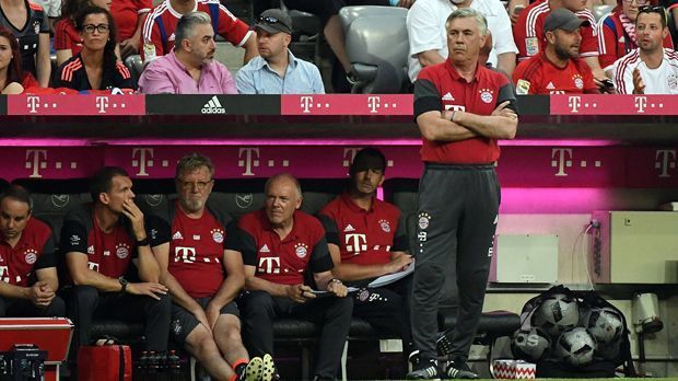 
                <strong>Carlo Ancelotti</strong><br>
                17. Min: Alaba vergibt die große Chance zur Führung. Und Ancelotti? Mit einer Gemütsruhe und Gemütlichkeit, die an Balu aus dem Dschungelbuch erinnert, steht mit verschränkten Armen in der Coaching Zone. Ist was?
              