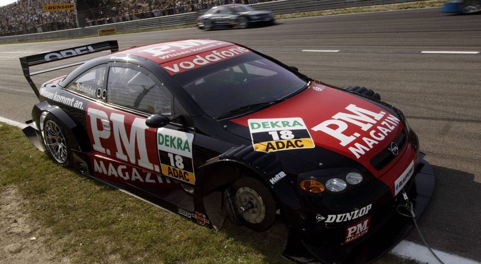 
                <strong>Das ist DTM-Experte Timo Scheider</strong><br>
                2003 in Zandvoort hatte er den Sieg vor Augen, stand auf der Pole. Doch dann beim zweiten Boxenstopp das Drama: Das rechte Vorderrad war nicht festgezogen. "Wir waren so nah dran und Ende doch so weit weg. Das hat schon sehr, sehr geschmerzt und das sind so Sachen, die bleiben auf jeden Fall im Gedächtnis", sagte Scheider. Der eigene Frust, das Mitleid der Zuschauer und der Konkurrenz. "Ich habe aus Mitleid Standing Ovations bekommen."
              