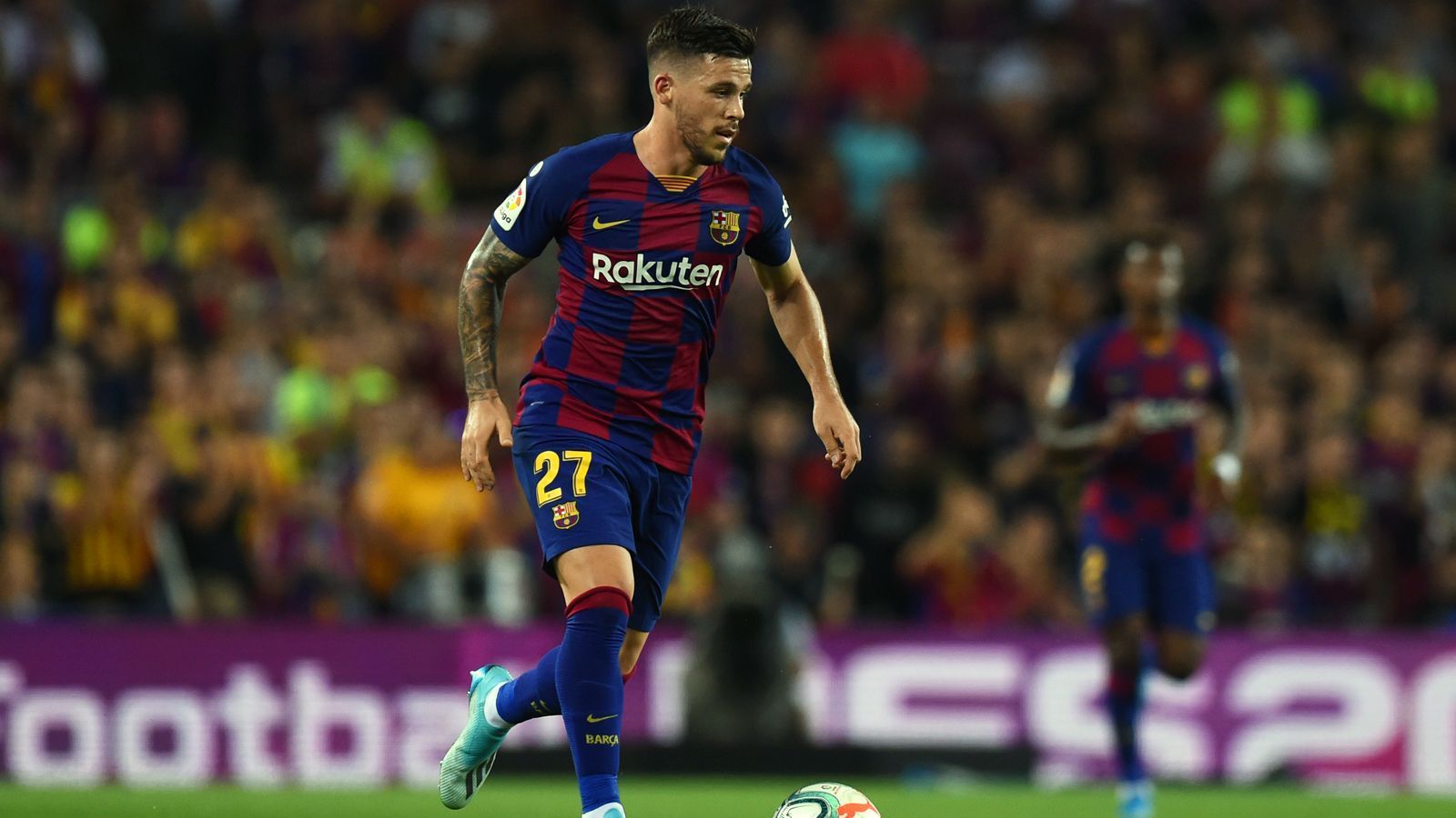 
                <strong>Carles Perez (FC Barcelona)</strong><br>
                Ein weiterer Nutznießer der Verletzungen großer Barca-Stars (Messi, Suarez) war zu Saisonbeginn Talent Carles Perez. Der 21-Jährige durfte vom zweiten Spieltag an in der Startelf der Katalanen ran und ersetzte keinen Geringeren als den König von Barcelona, Lionel Messi. Mit einem Tor und zwei Vorlagen konnte sich der Rechtsaußen im Laufe der Saison 2019/20 schon in die Barca-Scorerliste eintragen. Nun darf sich der UEFA-Youth-League-Sieger von 2018 durchaus Hoffnungen machen, ein fester Bestandteil im Kader des spanischen Meisters zu bleiben. Denn vor dieser Saison durfte der Spanier zumeist nur in der B-Mannschaft ran.
              