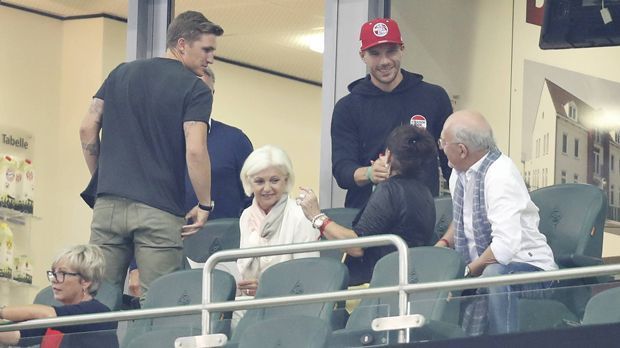 
                <strong>Schweinsteigers emotionaler DFB-Abschied</strong><br>
                Auf der Tribüne ist die Familie um Bruder Tobias (li.) versammelt. Und Nationalelf-Spezl Lukas Podolski darf natürlich nicht fehlen.
              