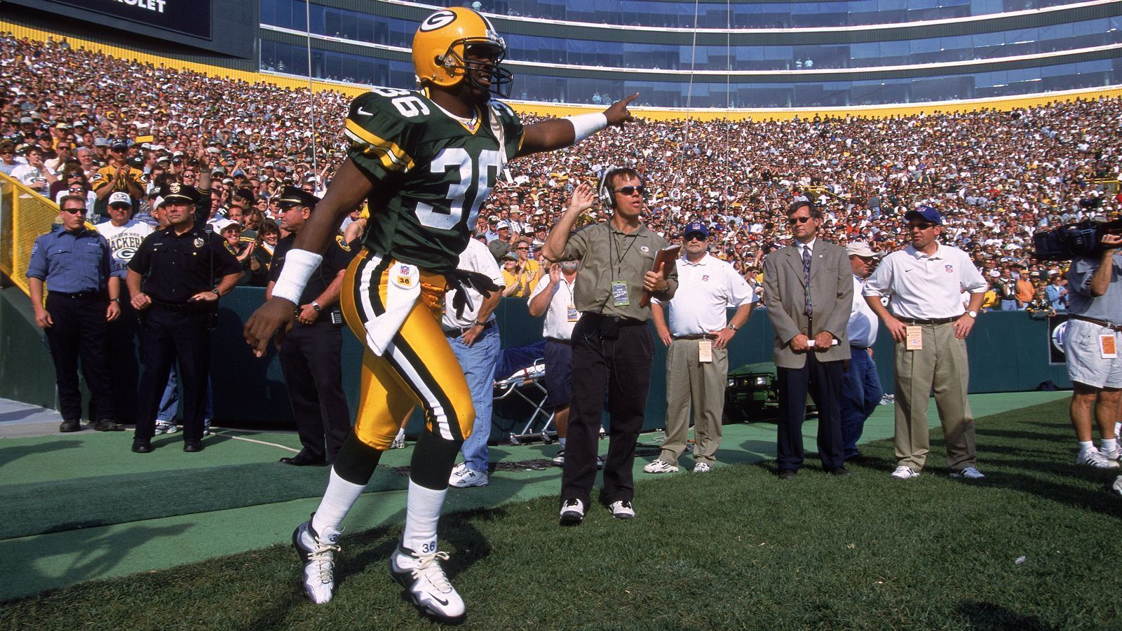 
                <strong>DB LeRoy Butler</strong><br>
                &#x2022; Green Bay Packers 1990-2001<br>
              
