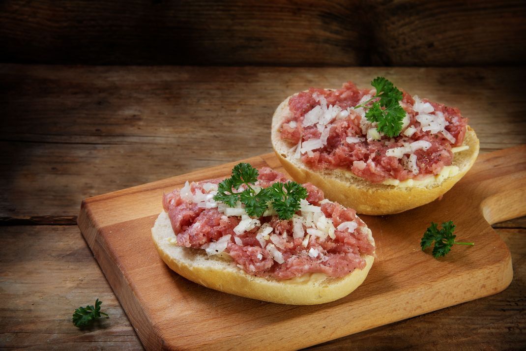 Mettbrötchen sind in Deutschland beliebt.