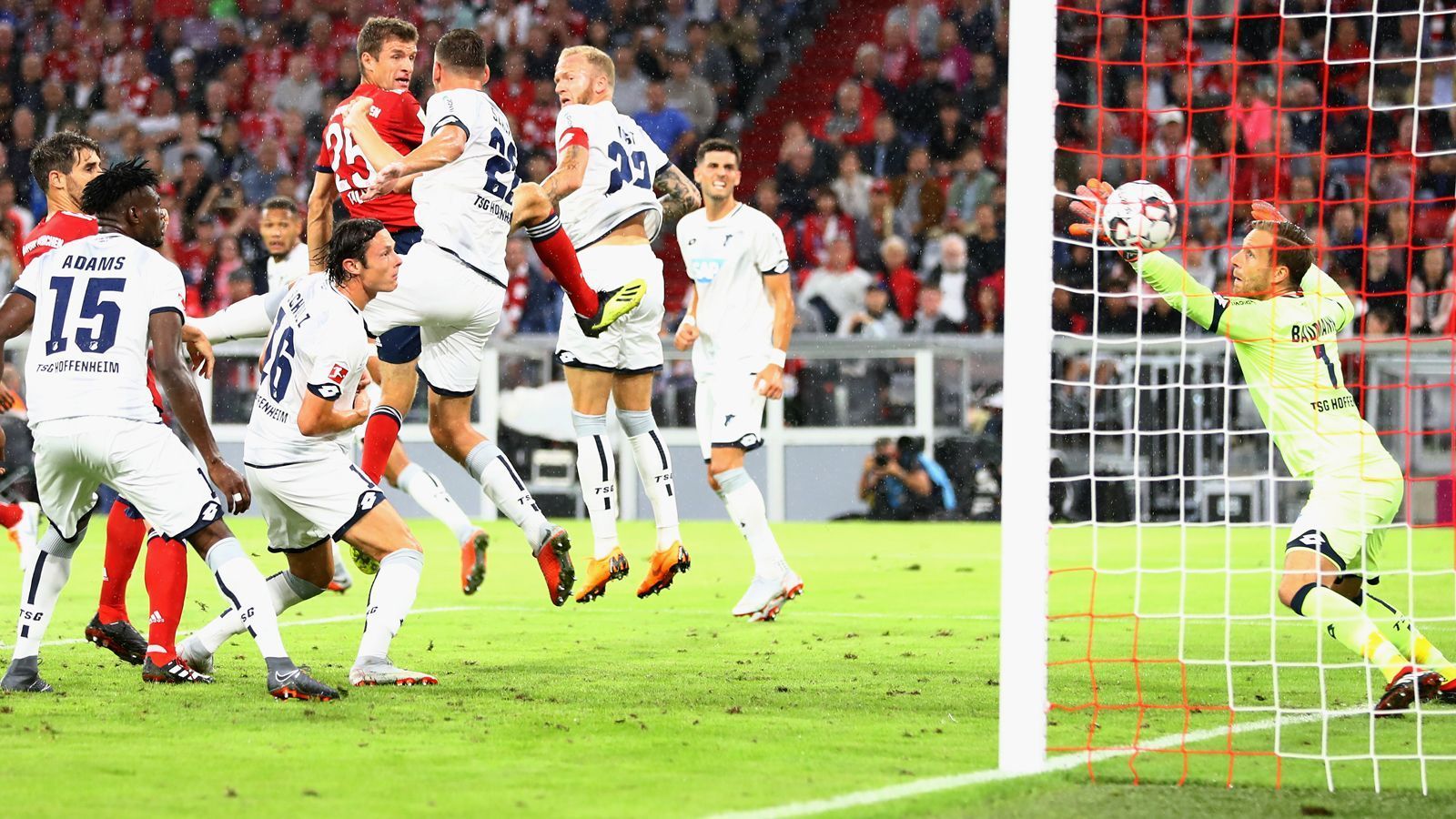 
                <strong>Müllers Auftakt-Torserie</strong><br>
                Immer wieder Müller (Mi.)! Der deutsche Weltmeister Thomas Müller stand schon am 1. Spieltag, beim 3:1-Erfolg gegen Hoffenheim, im Blickfeld. Zum dritten Mal in Folge erzielte der Offensivallrounder das allererste Bundesliga-Tor einer Saison und sogar zum sechsten Mal ein Tor am ersten Spieltag - beides ein Rekord. Nur Müllers Mannschaftskollege Robert Lewandowski kann da mithalten. Auch der Pole traf in sechs aufeinanderfolgenden Auftaktspielen in Deutschlands Fußball-Oberhaus. (Quelle: optafranz/twitter)
              