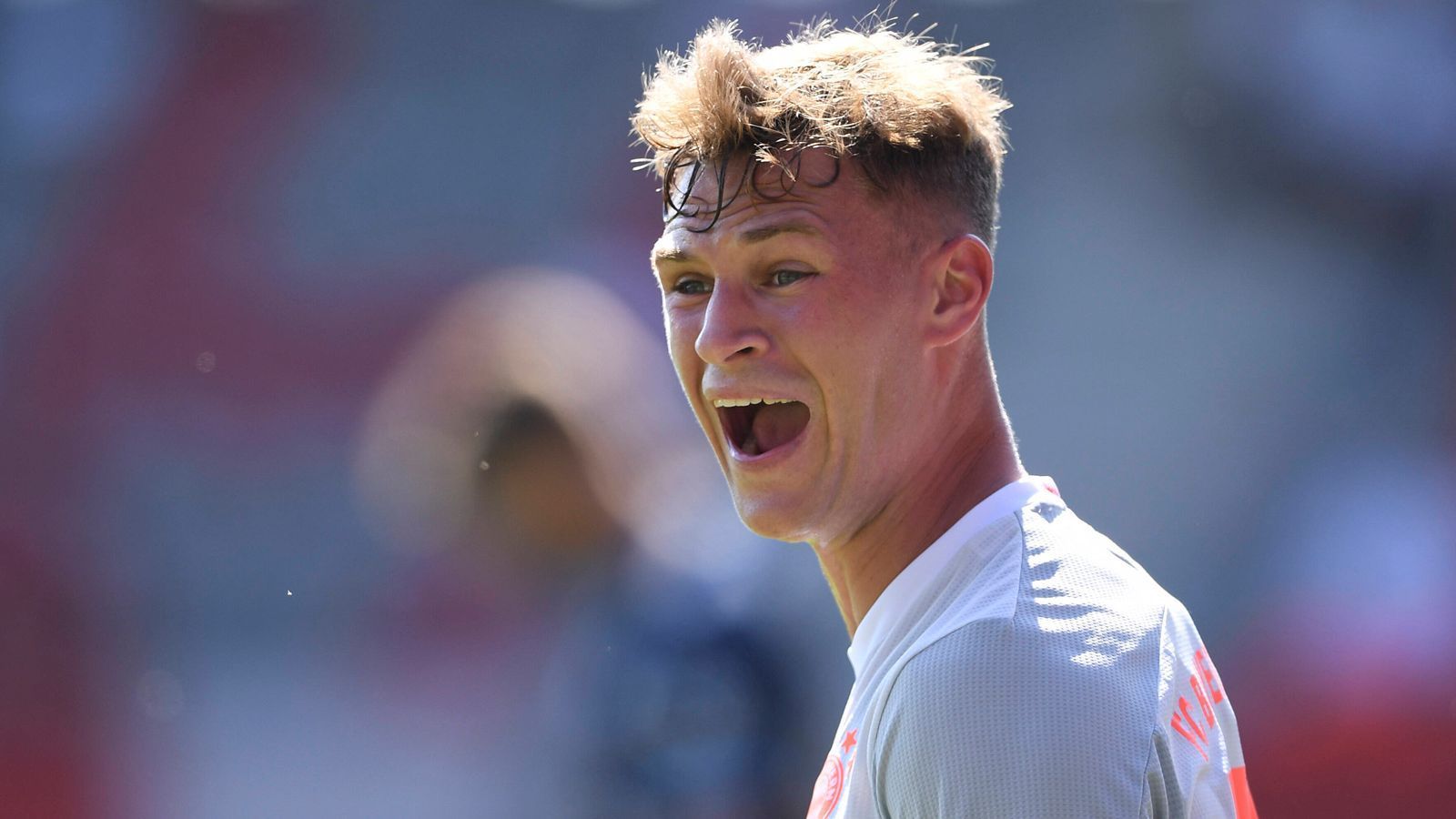 
                <strong>Kimmich als Pavard-Ersatz</strong><br>
                Für den verletzten Benjamin Pavard, dessen Rückkehr nach einer Bänderverletzung an der linken Fußwurzel nach wie vor ungewiss ist, spielte wie erwartet Nationalspieler Joshua Kimmich auf der ihm gut bekannten Position des Rechtsverteidigers. 
              