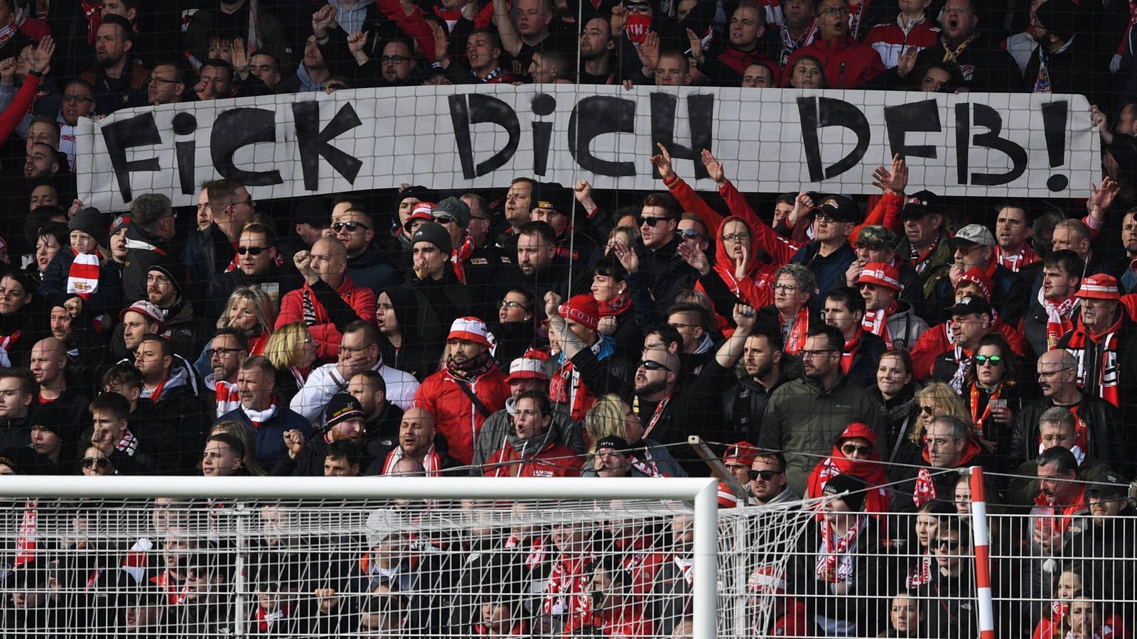 
                <strong>Spielabbrüche im deutschen Profi-Fußball</strong><br>
                Nach der Fan-Hetze gegen Hoffenheim-Mäzen Dietmar Hopp in Bundesliga und 2. Liga droht im DFB-Pokal die Eskalation. Der FC Schalke 04 kündigte an, bei erneuten Hass-Plakaten den Platz verlassen zu wollen. In dem Fall könnte es zum Spielabbruch kommen. Ein Blick in die Geschichte zeigt, dass es dies im deutschen Profi-Fußball bislang nur selten gegeben hat.
              