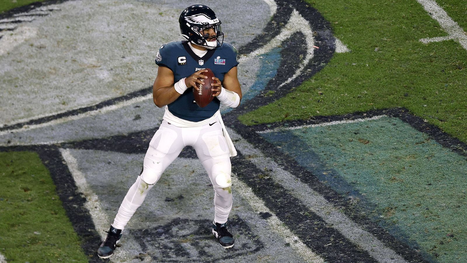 
                <strong>Philadelphia Eagles </strong><br>
                &#x2022; <strong>Name:</strong> Jalen Hurts<br>&#x2022; <strong>Position:</strong> Quarterback<br>&#x2022; <strong>Stats 2022:</strong> 3.701 Passing Yards, 22 Touchdowns, sechs Interceptions, 760 Rushing Yards, 13 Rushing Touchdowns<br>
              
