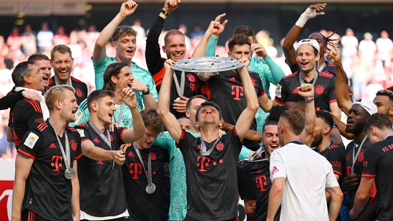 
                <strong>Bayern mit der Schale</strong><br>
                Die 11. Deutsche Meisterschaft in Folge ist vielleicht die verrückteste für die Bayern, der Jubel danach grenzenlos. ran hat die besten Bilder.
              