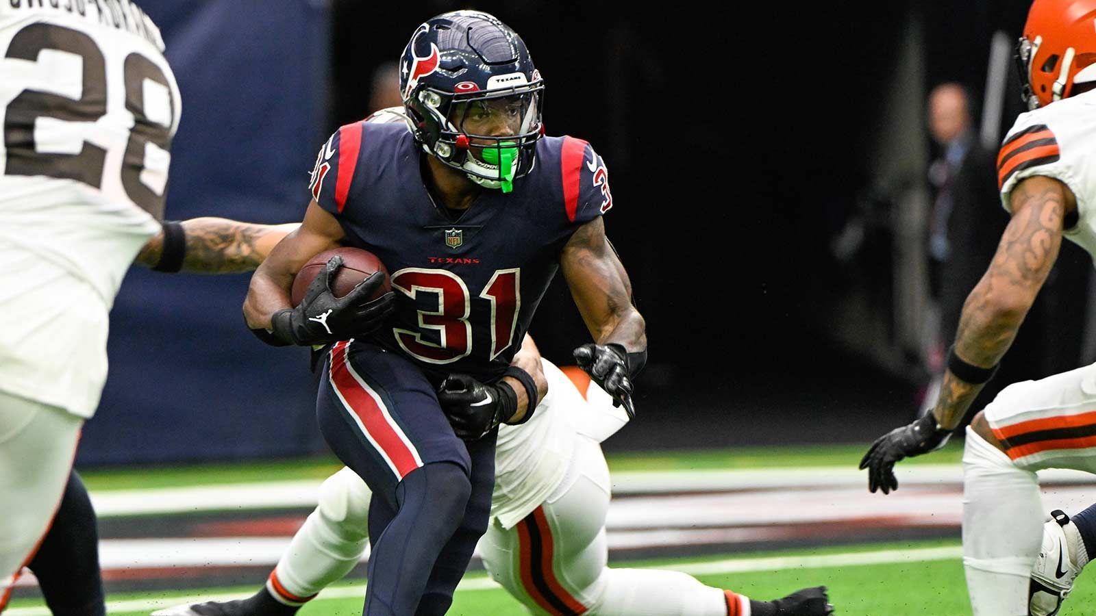 
                <strong>Houston Texans – Dameon Pierce, Running Back</strong><br>
                Der Kader der Houston Texans gehört nicht zu den talentiertesten der NFL. Neben den Rookies Will Anderson Jr. und C. J. Stroud sticht besonders Dameon Pierce hervor. Der Running Back wurde 2022 von den Texans gedraftet und verpasste in nur 13 Spielen knapp die 1000-Yards-Marke. Zwar sind vier Touchdowns für den 23-Jährigen noch ausbaufähig, allerdings musste er mögliche Laufversuche in der Red Zone auch mit dem erfahrenen Rex Burkhead teilen. Auch die Stimmberechtigten bei der Wahl zum Offensive Rookie of the Year erkannten Pierces Qualitäten an und wählten ihn auf den neunten Platz der Auszeichnung.Honorable Mentions: Linebacker Will Anderson Jr., Quarterback C. J. Stroud
              