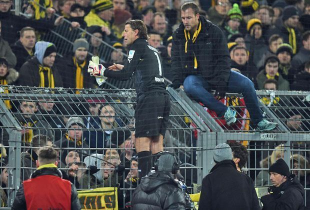
                <strong>BVB: Gesichter der Krise</strong><br>
                "Was ist los mit euch?" ist noch eine der netteren Sorte. Der Keeper geht auf den Zaun und versucht, die aufgebrachten Fans auf der Südtribüne zu beruhigen.
              