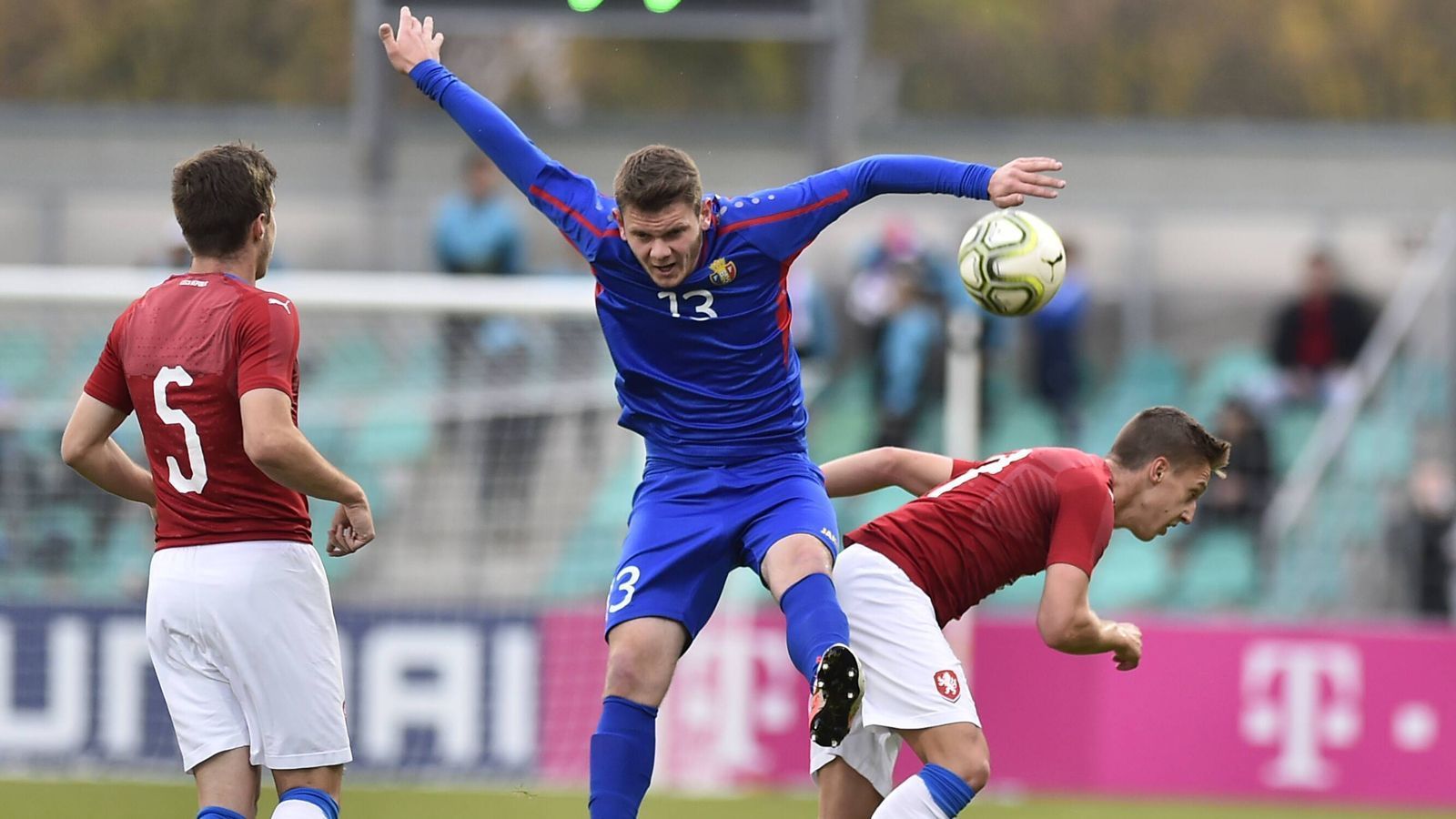 
                <strong>Fakt 4: Stürmer treffen nicht</strong><br>
                Drei Tore hat Moldau bisher in der EM-Qualifikation geschossen. Die Tore erzielten mit Rechtsverteidiger Alexander Belousov (zwei Tore) und Mittelfeldspieler Maxim Cojocaru keine nominiellen Stürmer. Dabei verfügt der Sturm um Vadim Gulceac (Mitte) durchaus über Qualität. Gulceac hat mit dem FC Petrocub Hîncești und Zaria Balti bereits in der Europa League Qualifikation gespielt und bekommt in Hîncești regelmäßige Einsätze.
              