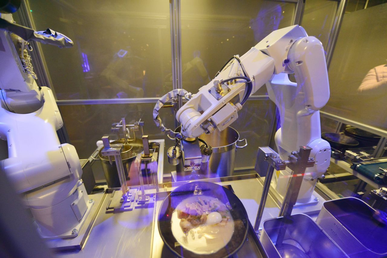 Die Roboter Koya and Kona kochen in einem chinesischen Ramen-Stand. Eine Portion Nudeln mit Rindfleisch zaubern sie in unter zwei Minuten. 