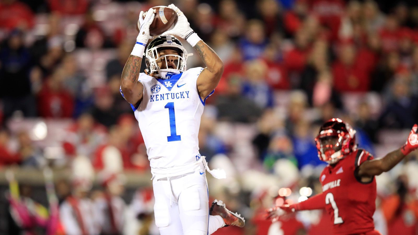 
                <strong>Lynn Bowden Jr. (Kentucy Wildcats)</strong><br>
                In seinem dritten College-Jahr konnte der Wide Receiver 30 Catches verbuchen und 348 Yards erlaufen. Nachdem ihm in der letzten Saison noch fünf Touchdowns für die Kentucky Wildcats glückten, muss er sich dieses Jahr mit einem zufrieden geben.
              