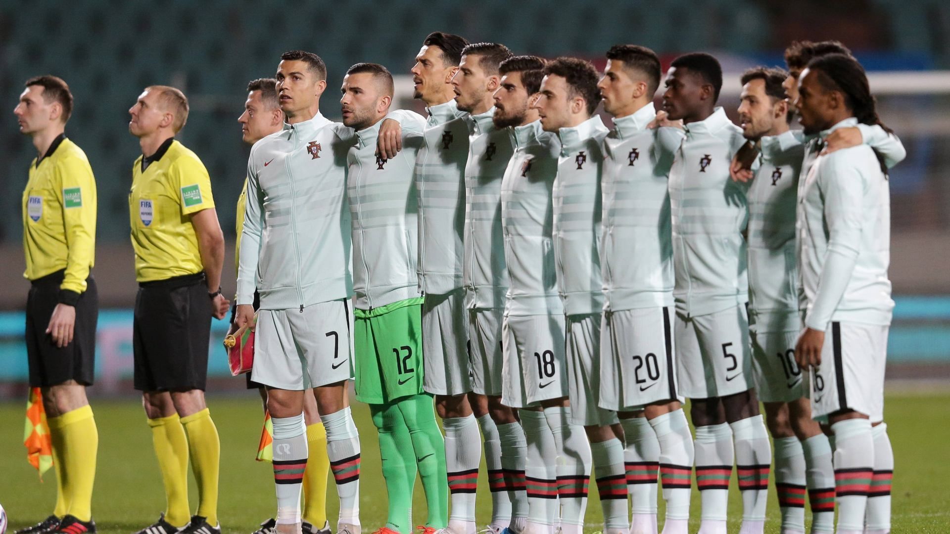 
                <strong>Gruppe F: Portugal</strong><br>
                Torhüter: 12 Anthony Lopes, 1 Rui Patricio, 22 Rui Silva - Abwehr: 20 Joao Cancelo, 2 Nelson Semedo, 6 Jose Fonte, 3 Pepe, 4 Ruben Dias, 25 Nuno Mendes, 5 Raphael Guerreiro - Mittelfeld: 13 Danilo Pereira, 26 Joao Palhinha, 18Ruben Neves, 11 Bruno Fernandes, 8 Joao Moutinho, 16 Renato Sanches, 24 Sergio Oliveira, 14 William Carvalho -Angriff: 19 Pedro Goncalves, 9 Andre Silva, 10 Bernardo Silva, 7 Cristiano Ronaldo, 21 Diogo Jota, 17 Goncalo Guedes, 23 Joao Felix, 15 Rafa
              