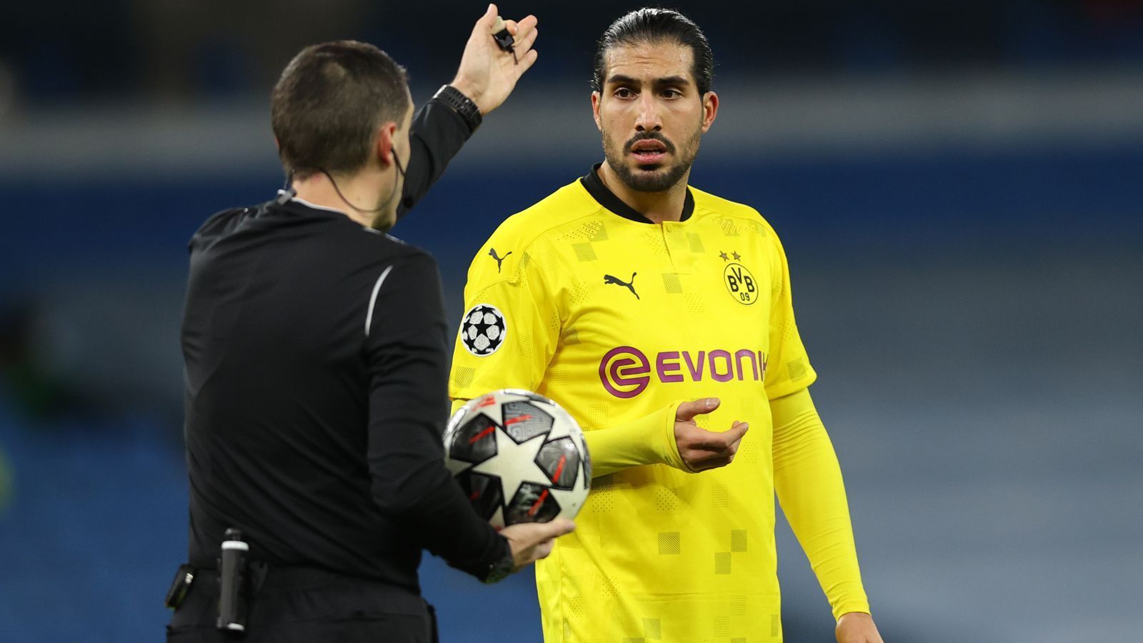 
                <strong>Emre Can (Borussia Dortmund)</strong><br>
                Ebenfalls eine sportliche Vergangenheit beim FC Bayern München hat Emre Can. Und der aktuelle BVB-Profi soll ebenfalls auf Flicks Liste für einen möglichen Sommer-Transfer 2020 gestanden haben. Doch auch aus diesem Transfer des variabel einsetzbaren Defensiv-Allrounders wurde nichts. Der heute 27-Jährige spielte zwischen 2009 und 2013 bei den Bayern und gewann in seinem letzten Jahr an der Isar das Triple. Das damalige Talent kam allerdings nur zu sieben Pflichtspiel-Einsätzen für die Bayern. Nachdem sich Can bei Juventus Turin nicht durchsetzen konnte, wechselte er Anfang 2020 von der "Alten Dame" nach Dortmund. 
              