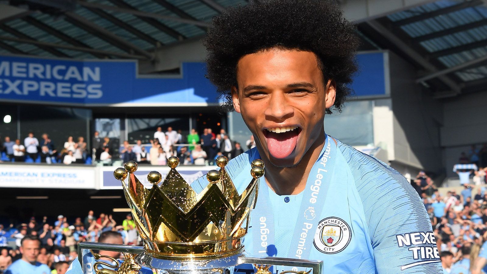 
                <strong>Leroy Sané (Manchester City)</strong><br>
                Nachdem die Gespräche zwischen den Bayern-Bossen und dem Sané-Lager im Zuge eines Berater-Wechsels des Spieler zuletzt ins Stocken geraten waren, soll Hansi Flick höchstpersönlich das Zepter in die Hand genommen haben. Laut "Sport Bild" telefonierte der Coach etwa 30 Minuten mit Sané - und dabei soll es nicht um eine Absage gegangen sein. Es hat sich im Prinzip nichts verändert: Der FC Bayern will Sané, Sané will zum FC Bayern.
              