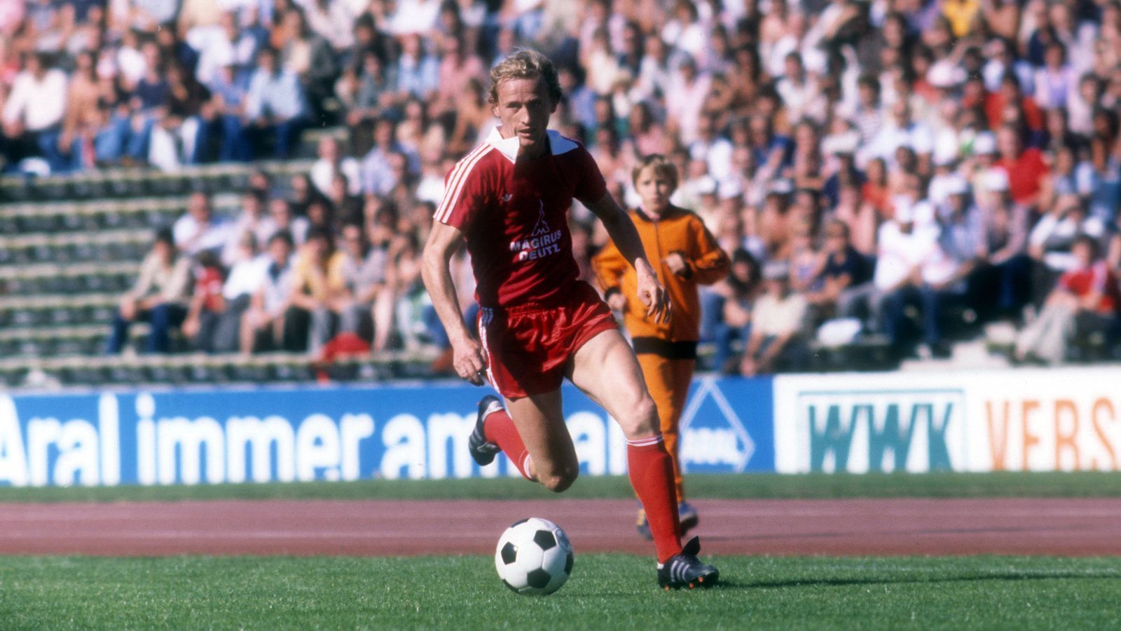 
                <strong>Bernd Dürnberger</strong><br>
                Rückennummer 10 beim FC Bayern: von 1978 bis 1979Position: Mittelfeld/Abwehr
              