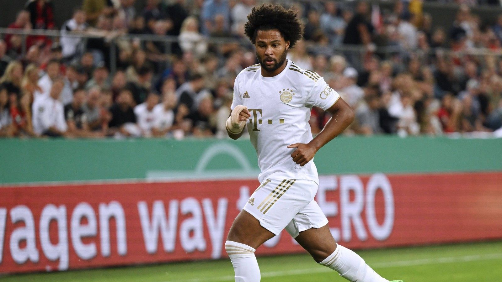 
                <strong>Serge Gnabry</strong><br>
                Ersetzt in der Schlussviertelstunde Coman und bringt das nötige Tempo für den Schlussakkord. Kann aber in der kurzen Zeit nicht mehr für sehenswerte Aktionen sorgen. ohne Note 
              