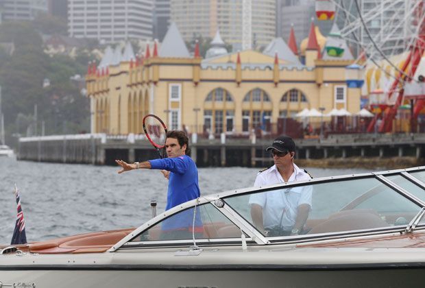 
                <strong>Wasser-Tennis mit Roger Federer und Lleyton Hewitt</strong><br>
                ... und lässt sich auf ein kleines Wasser-Tennis-Duell mit dem Australier Lleyton Hewitt ein. Der wiederum ...
              