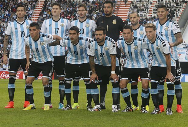 
                <strong>Argentinien - "La Albiceleste"</strong><br>
                Der Spitzname "La Albiceleste" der argentinischen Nationalmannschaft bedeutet weiß und himmelblau. Es sind die Landes- und auch die Trikotfarben.
              