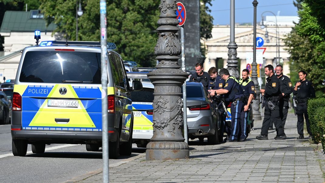 Zahlreiche Polizisten sind in der Münchner Innenstadt im Einsatz.