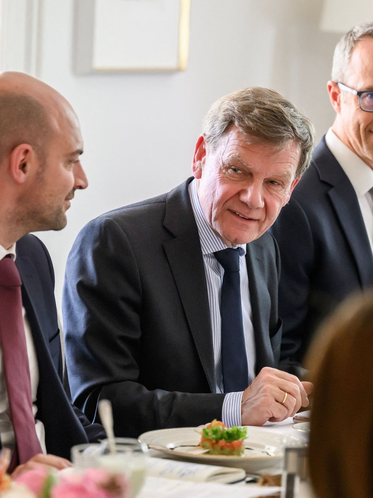 20.06.2025, Schweiz, Genf: Frankreichs Außenminister Jean-Noel Barrot (l) und Deutschlands Außenminister Johann Wadephul (2.v.l., CDU) beim Treffen der europäischen Außenminister
