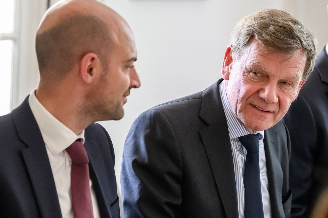 20.06.2025, Schweiz, Genf: Frankreichs Minister für Europa und Auswärtige Angelegenheiten Jean-Noel Barrot (l) und Deutschlands Außenminister Johann Wadephul (2.v.l., CDU) nehmen während eines Treffens der europäischen Außenminister an einem Arbeitsessen im Büro des Honorarkonsuls der Bundesrepublik Deutschland in Genf teil. 