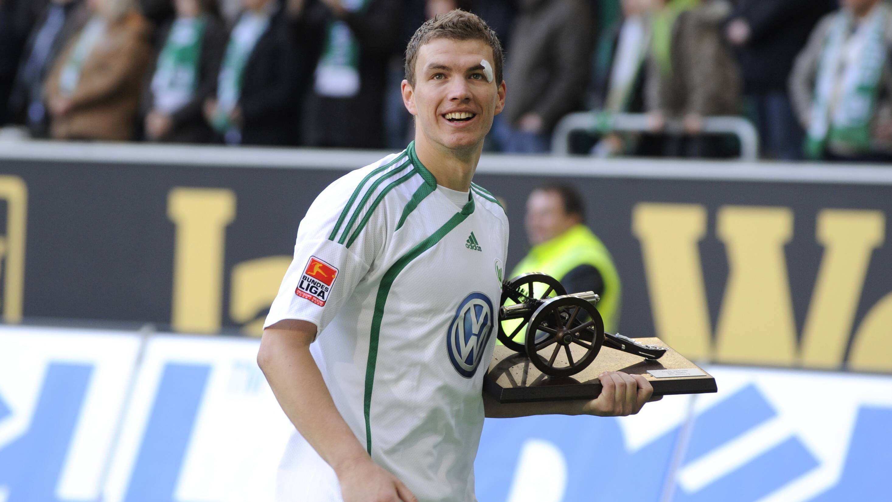 
                <strong>10. Edin Dzeko (VfL Wolfsburg)</strong><br>
                Alter: 24 Jahre und 52 TageSaison: 2009/2010Tore: 22
              