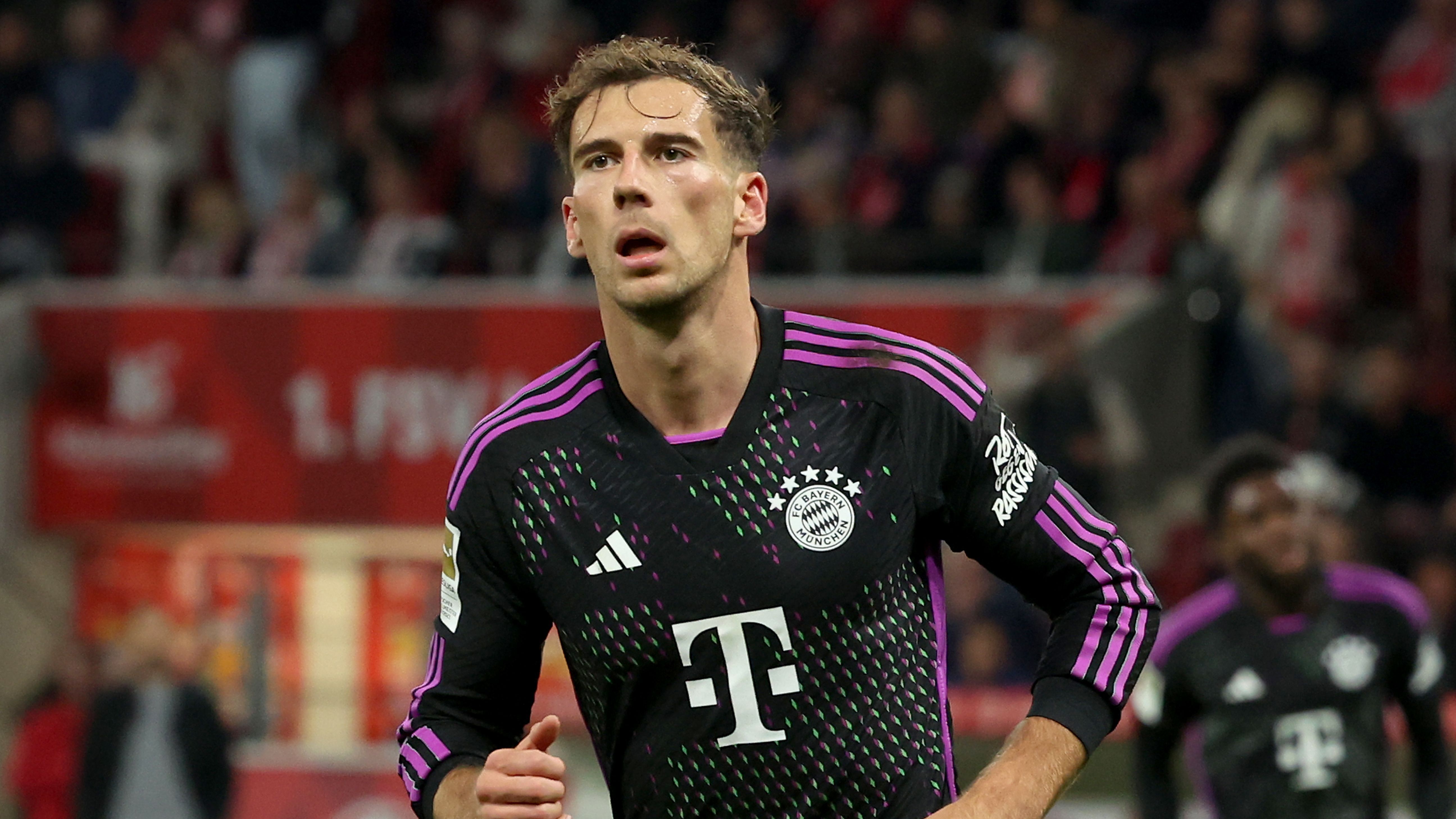 <strong>Defensives Mittelfeld: Leon Goretzka</strong><br>Goretzka soll im defensiven Mittelfeld den Ton angeben. Sicher ist das angesichts seines Handbruchs und einer Schiene nicht. "Man hat bei Serge Gnabry gesehen, dass die Schiene auch einschränkend sein kann. Wir haben eine Verantwortung für die Spieler und auch für die gesamte Saison", so Tuchel. Klar ist: Entweder Upa oder Goretzka. Es werden nicht beide beginnen.