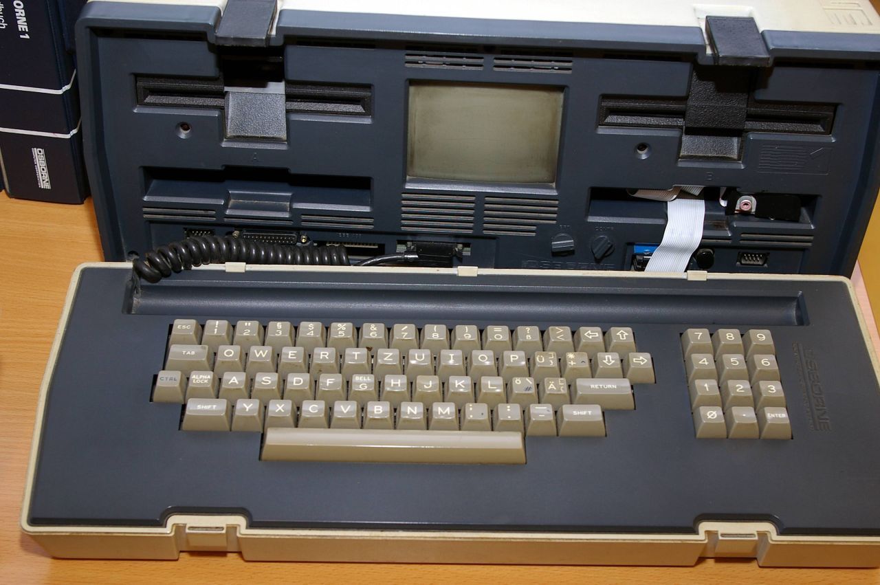 Der erste Laptop war der Osborne-1. Er wog 10,7 Kilogramm und wurde im April 1981 auf einer Messe in San Francisco präsentiert.