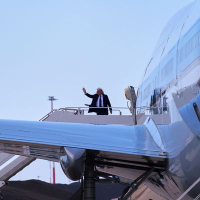 Papst Franziskus gestorben - Abflug Trump