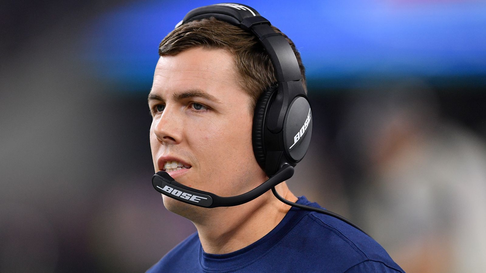 
                <strong>Kellen Moore, Offensive Coordinator, Dallas Cowboys</strong><br>
                Kellen Moore ist der Shooting-Star unter den Coordinatoren der NFL (ran.de Story: Der rasante Aufstieg des Kellen Moore). 2012 gelangte er als ungedrafteter Quarterback in die NFL, war Backup bei den Detroit Lions und Dallas Cowboys. Seine Trainerkarriere verlief rasanter: 2018 war er Quarterback Coach der Cowboys, diese Saison ist er nun Offensive Coordinator und formte die von den Yards her beste Offense der NFL. Eigentlich ist der 30-Jährige noch zu unerfahren, um bereits Head Coach zu werden. Andererseits stehen junge Trainer seit Sean McVay in der NFL hoch im Kurs.
              