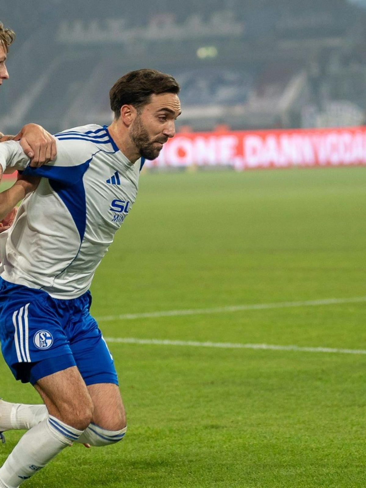 Kenan Karaman (r.) gegen seinen Ex-Klub