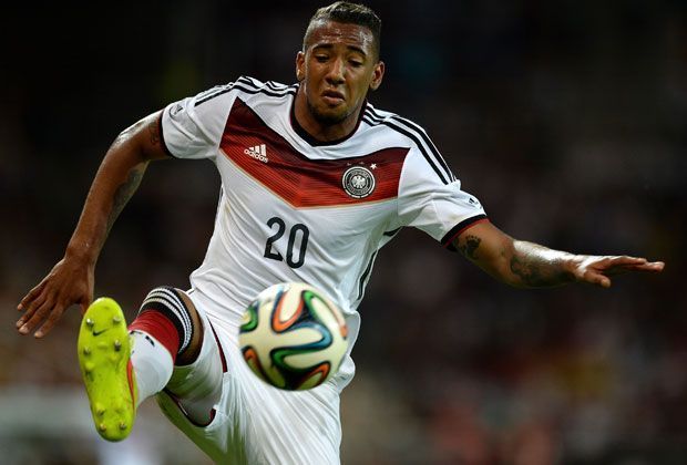 
                <strong>Jerome Boateng</strong><br>
                Jerome Boateng kommt wie bei der WM 2010 nicht auf seiner Lieblingsposition im Zentrum, sondern als Außenverteidiger zum Einsatz. Spielte eine überragende Partie gegen Portugal. Das Duell geht Unentschieden aus: 2:1 Deutschland.
              