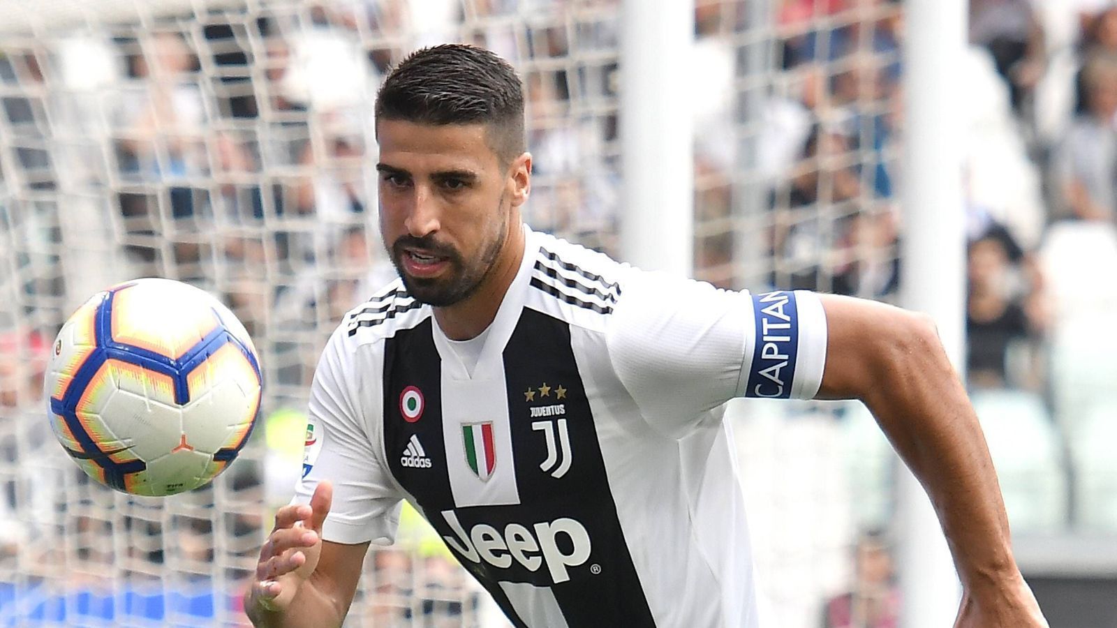 
                <strong>Sami Khedira (Juventus Turin)</strong><br>
                Der Weltmeister von 2014 geht in seine vierte Saison mit Juventus. 78 Europacup-Spiele bestritt der frühere Stuttgarter, der 2014 mit Real Madrid die Champions League gewann. In der Gruppe H trifft der italienische Rekordmeister auf den FC Valencia, Young Boys Bern und Manchester United.
              