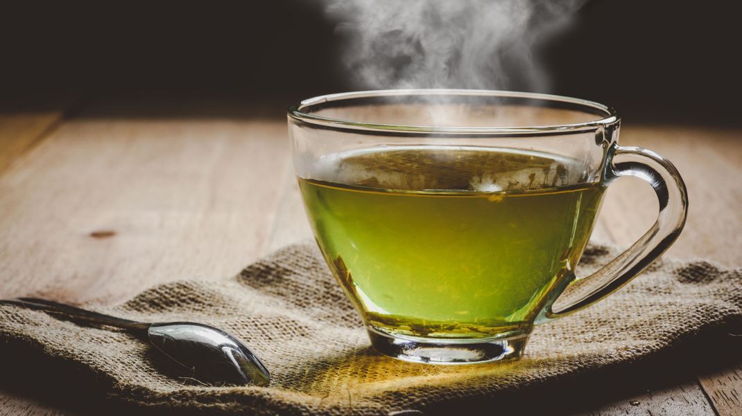 Grüner Tee schützt die Haut vor Sonnenschäden.