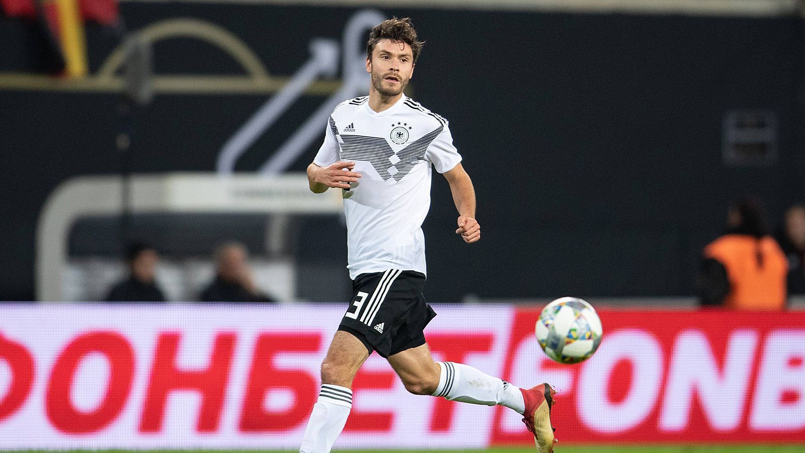 
                <strong>Abwehr</strong><br>
                Jonas Hector (1. FC Köln): Kommt bei Löw nicht mehr so zum Zug und hat mit Schulz und Halstenberg starke Konkurrenz auf seiner Position. Dürfte es schwer haben, Löw von einer Mitnahme zu überzeugen. ran-Fazit: Außenseiterchance
              