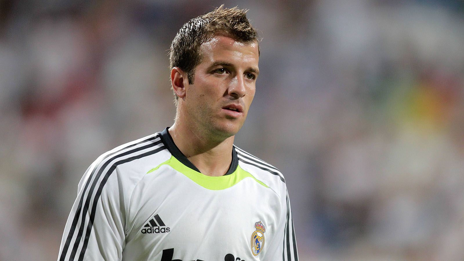 
                <strong>Rafael van der Vaart</strong><br>
                15 Millionen Euro überwiesen die Königlichen 2008 an den Hamburger SV für die Dienste von Rafael van der Vaart. Der Niederländer erreichte nie den Status eines Stammspielers und zog nach zwei Jahren weiter zu den Tottenham Hotspur. 
              