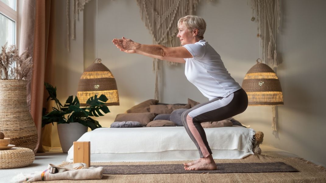 Utkatasana, the Stuhl-Haltung, kräftigt die Oberschenkeln, Gesäßmuskeln and Bauchmuskeln. 