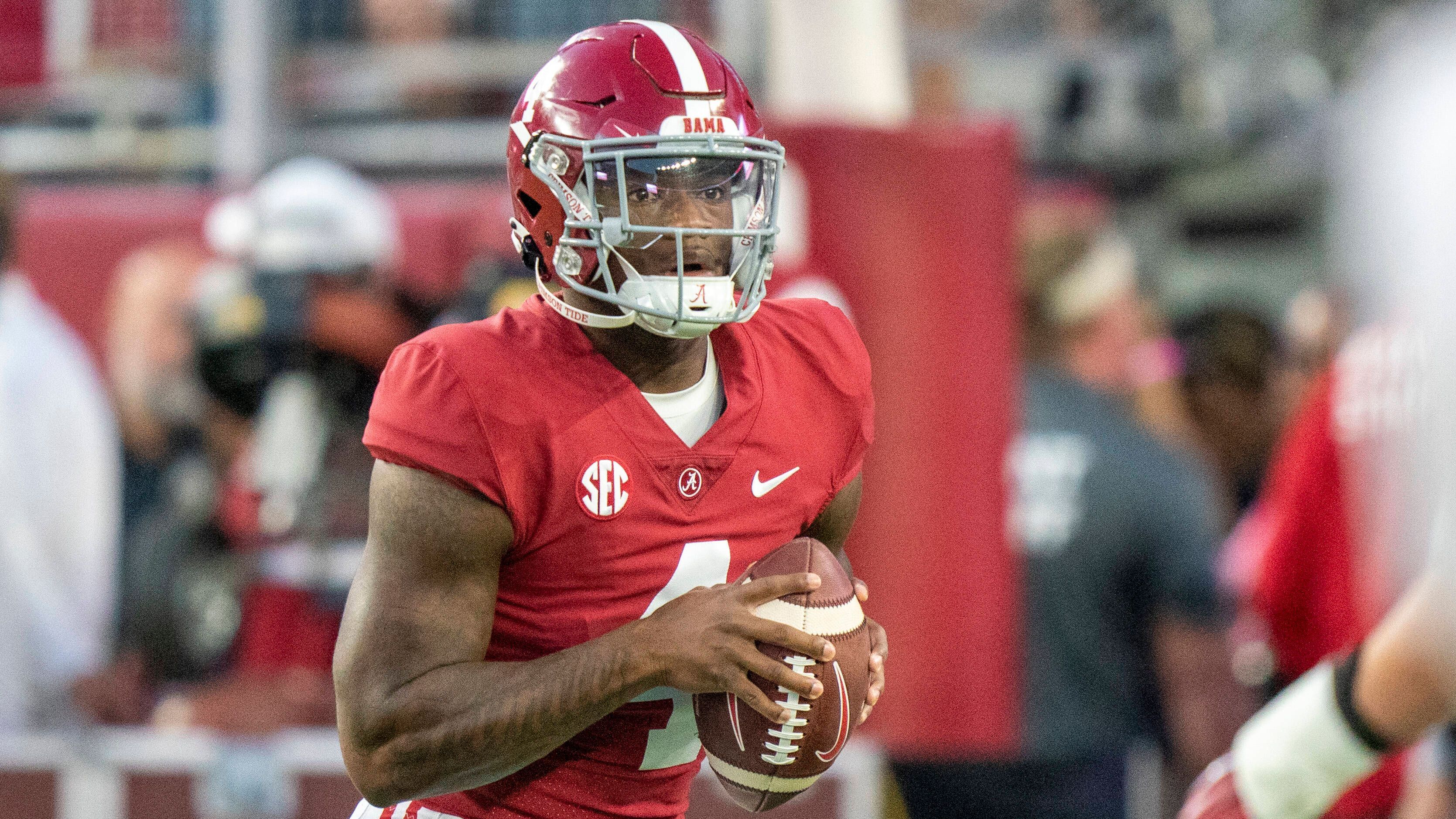<strong>4. Alabama Crimson Tide: Jalen Milroe</strong><br>Jalen Milroe wurde wenige Stunden vor Saisonauftakt zum Starting Quarterback der Crimson Tide ernannt. Milroe war in der vergangenen Spielzeit Backup von Bryce Young und ist ein Dual Threat Quarterback: 2022 sammelte er in acht Einsätzen 297 Passing Yards und 263 Rushing Yards. Wie "ESPN" berichtet, war das Rennen um den Starter-Posten allerdings so eng, dass auch Backups Ty Simpson und Tyler Buchner wohl einiges an Spielzeit bekommen werden.