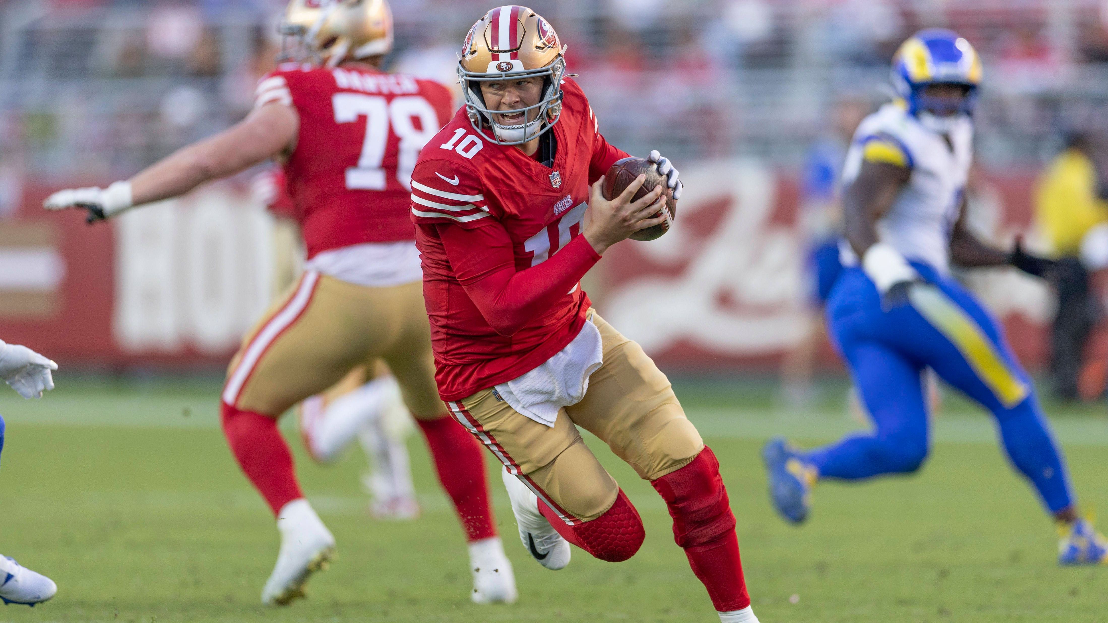 <strong>Platz 23: Mac Jones (San Francisco 49ers)</strong><br>An Mac Jones lag es nicht, dass die 49ers gegen die Los Angeles Rams letztlich chancenlos waren. Bei einer sagenhaften Quote von 84,6 Prozent lieferte er drei Touchdown-Pässe. Dazu gesellte sich allerdings auch eine Interception. Dennoch wissen die Kalifornier ihre Offense durchaus in guten Händen, bis Brock Purdy wieder fit genug ist, um zu übernehmen.