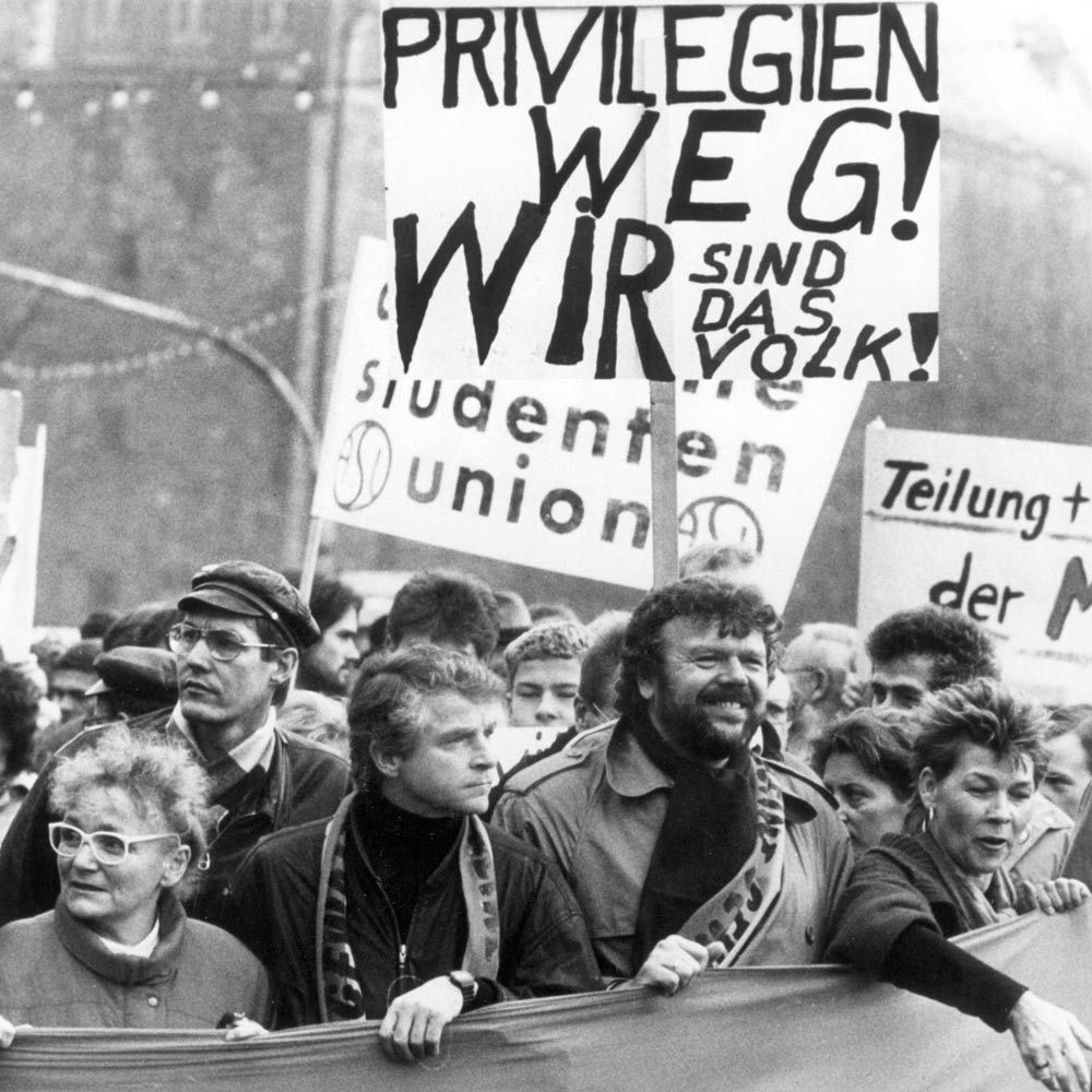 "Wir sind das Volk" wurde zum Schlachtruf der Demonstranten als Antwort auf Polizisten und Stasi-Mitarbeiter, die sich ihnen in den Weg stellten. 